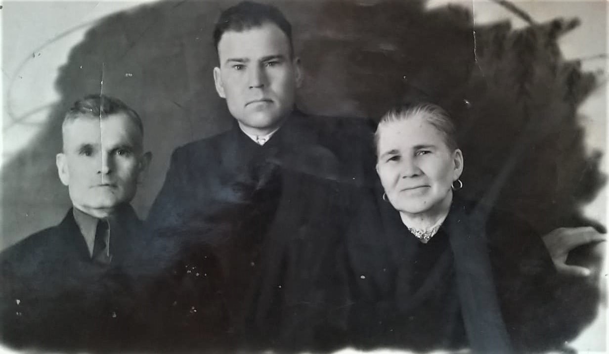 Симачев Александр Степанович (крайний слева).jpeg